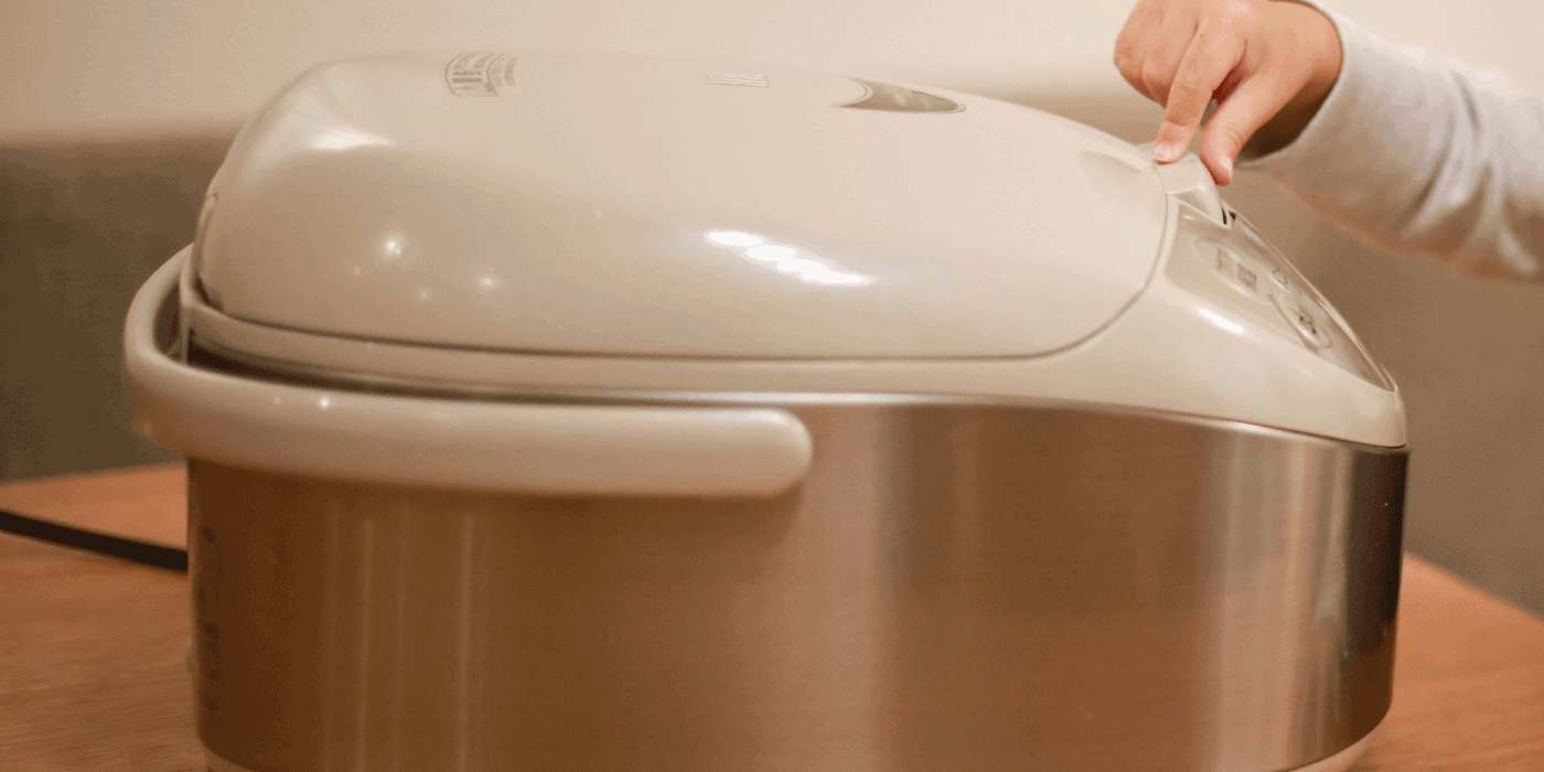 how do fuzzy logic rice cookers adjust their cooking based on different rice varieties